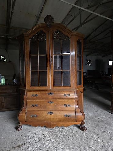 Stilske vitrine: Vitrina/komoda od punog drveta sa vitraž staklom i bogatim — 1