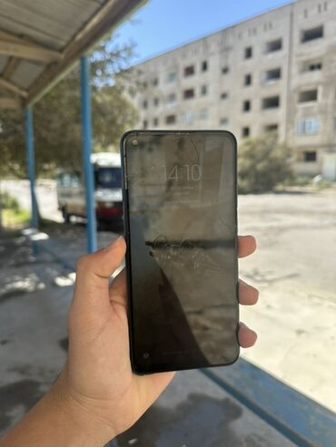 optimal.az telefon: Smartfon, qara rəngdə və nazik profilli. Cihazın ana ekranı çatdıyıb