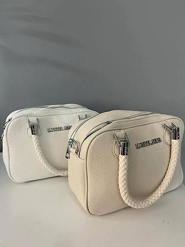 zelena torbica: Torbe i rancevi 3500din
Novcanici 2300din 
acc — 4