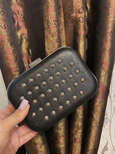Çantalar: Qara əl çantası (clutch) – metal detal və tikanlı dekor - Rəng: qara