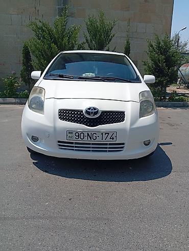 yaris masini: Toyota Yaris hatchback (ağ rəng). Şəhər içi üçün sərfəli və rahat — 4