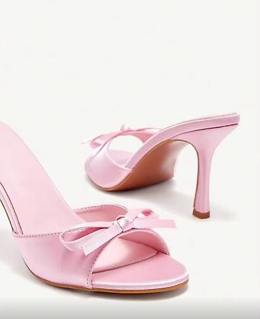 atenci gole slike: 💕 Barbie vibes! ✨ Roze satenske papuče dostupne u broju 40 Unutrasnje — 3
