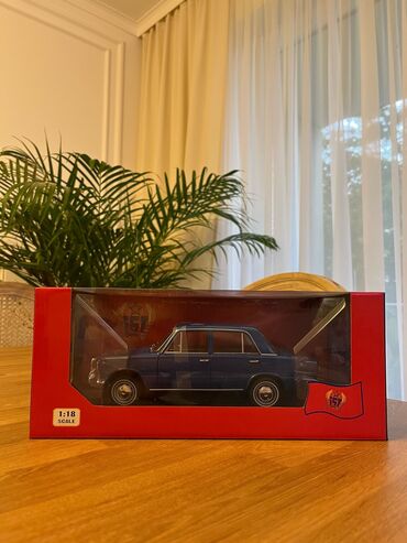 İncəsənət və kolleksiyalar: 1:18 iST Fiat 124 - Göy Rengi