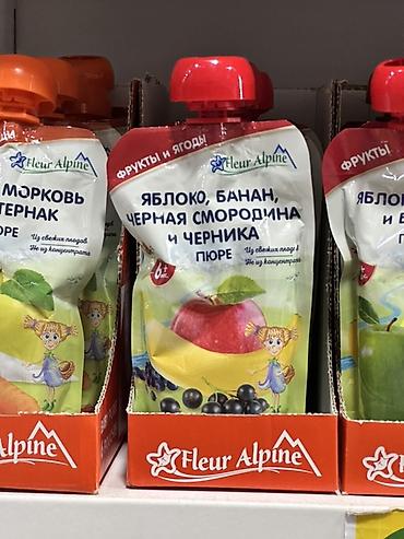 баны: Пюре Fleur Alpine «Яблоко, банан, чёрная смородина и черника» в мягкой — 1