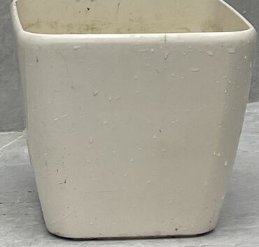dibcek gulleri adlari: Ağ rəngli kvadrat formalı güldan/qazanın. Minimalist dizayn, yumşaq