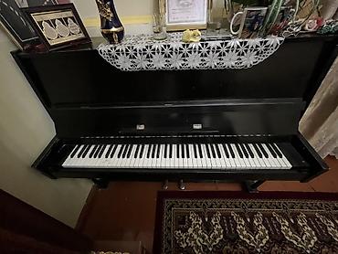 yamaha piano: Upright (şaquli) piano – klassik qara korpusda, iki pedallı model. Tam — 1
