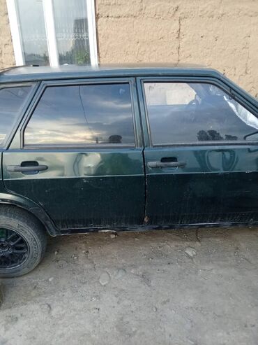 запорожец машина: Автомобиль ВАЗ-2109, выполненный в зеленом цвете. Модель имеет