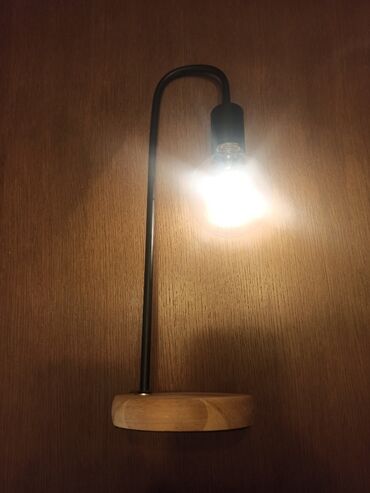 zidni sat koji svetli u mraku: Stona lampa