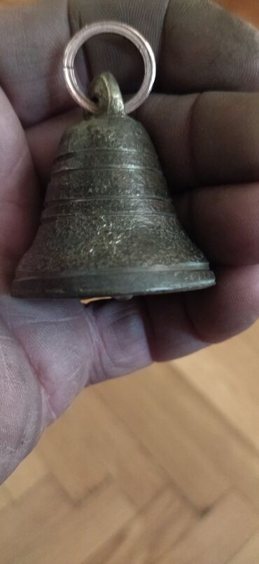 yun koynekler: Metal zəng – kiçik ölçülü, klassik konus formalı.əntiq bürünc zınqırov