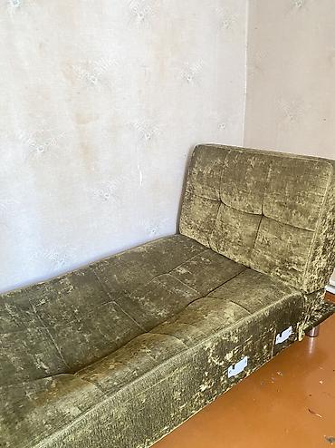 hamam kranti: Yaşıl məxməri parça ilə örtülmüş qatlanan divan/çarpayı — 4