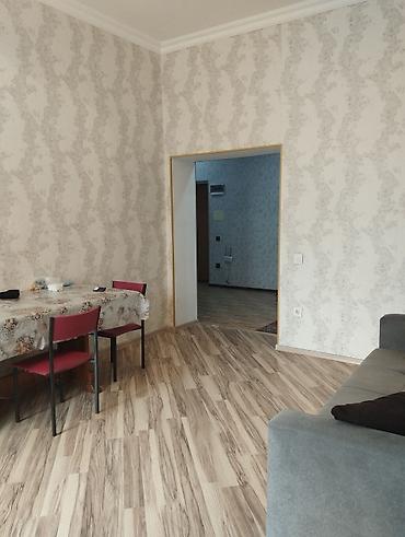 Uzunmüddətli kirayə mənzillər: Mənzilin təsviri: - Geniş planlı, işıqlı otaqlar və hündür tavanlar - — 1