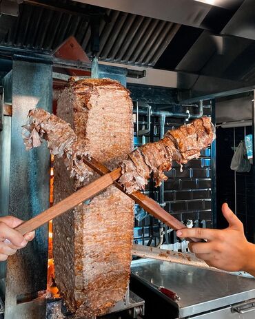 Sifarişlə hazır yeməklər: Məhsul: Odun közündə bişən ət dönər Xüsusiyyətlər: - Şaquli şişdə — 6