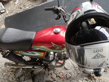 Скутеры: Мопед красного цвета с черными и серыми акцентами. Оснащен передней — 21