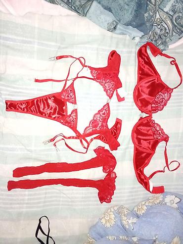 lazer kəsim alt paltarı: Qırmızı dəbdəbəli lingerie dəsti - Dəst tərkibi: 2 fərqli büstqalter — 1