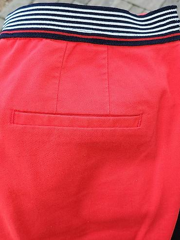 Pantalone: ZARA ženske pantalone – crvene - Model: slim/uzan kroj - Veličina — 4