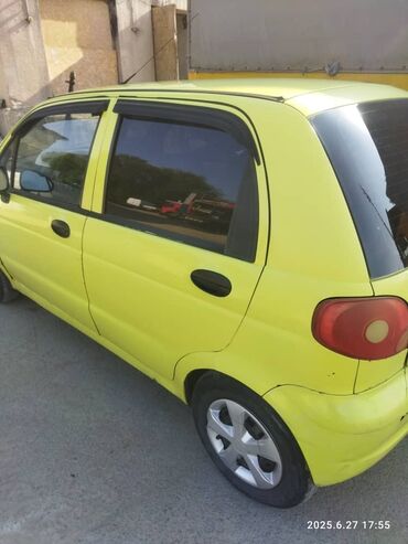 обмен на малолетражку: Желтый хэтчбек Daewoo Matiz, компактный и маневренный, идеально