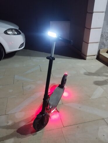 купить трюковой самокат в бишкеке: Qara rəngdə olan elektrik skuter, gecə vaxtı daha yaxşı görünməsi üçün