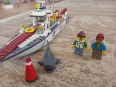 интерактивная игрушка: Продаю Лего рыболовный катер с лего рабыками и акулой,в отличном
