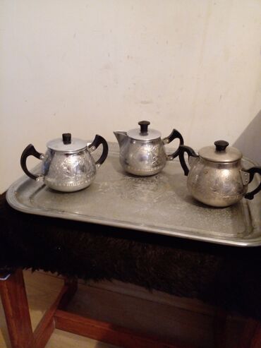 сервиз чайный: Набор для чаепития из металла с чеканкой. Состав: - 3