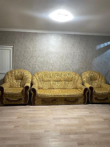 salon divan: Klassik üslubda 3-lü mebel dəsti Tərkib: - 1 ədəd üçnəfərlik divan - — 1