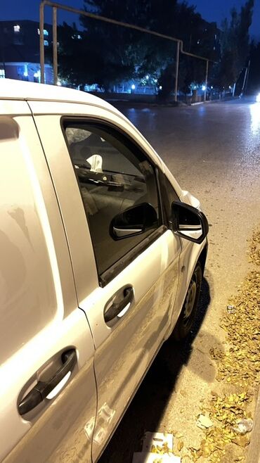 Yük maşınları: Ağ rəngli yük/furqon tipli mikroavtovan Xüsusiyyətlər: - Geniş yan — 19