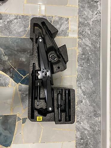 Alətlər: Avtomobil üçün krik və alət dəsti - Komplekt: qayçı tipli krik — 1
