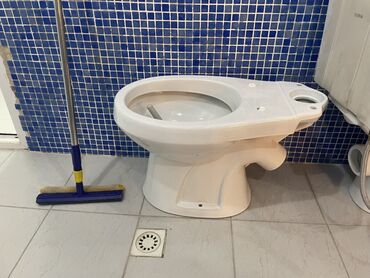 Alçipan: Ağ rəngdə, keramika materialdan hazırlanmış unitaz. Bu model tualet