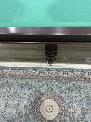 ткань для бильярдного стола: Бильярдный стол (русская пирамида/пул) с зелёным игровым полотном. -