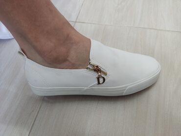 лининг кроссовки женские бишкек цена: Женская обувь новая цена 500сом, размер 39. г.Кант