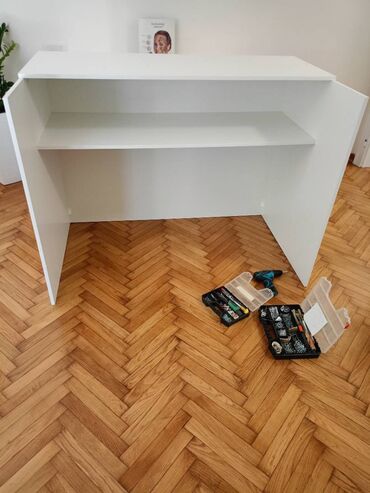 Ostali kancelarijski nameštaj: -Pult se izradjuje se od Univera debljine 18mm u beloj boji — 2