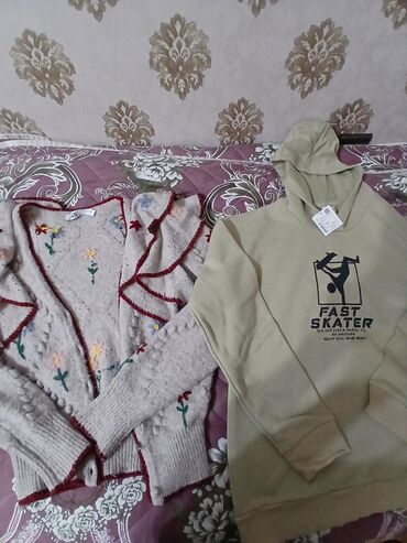 yun jaket modelleri: Hər ikisi 10 manata satılır üstündə asılqanlarıda verilir. ünvam qobu