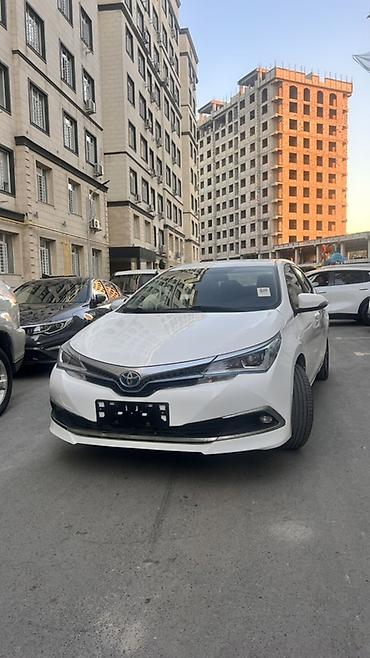Toyota Corolla: 2019 г., 1.8 л, Вариатор, Гибрид, Седан