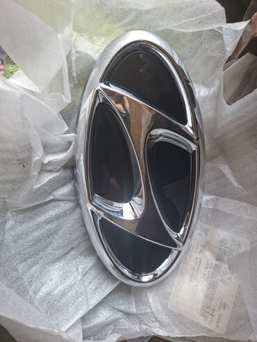 Наклейки и эмблемы: Эмблема передней решётки Hyundai/Kia ДН 8 - Оригинальная запчасть