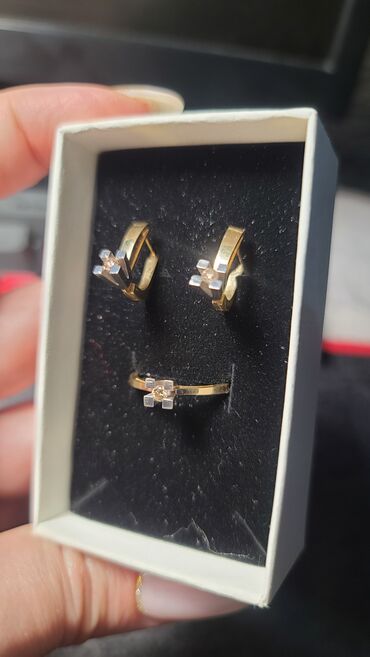 украшения для ушей: Продам бриллиантовый комплект, размер кольца 18,585 проба