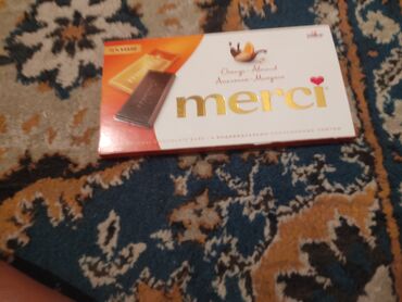 крышки от бутылки: Коробка шоколадных конфет Merci Orange-Almond. Конфеты состоят из