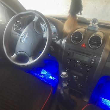 offroad tekerler: Great Wall Hover H3, ağ rəngli, 7 yerlik SUV. Xüsusiyyətlər: - Geniş — 10