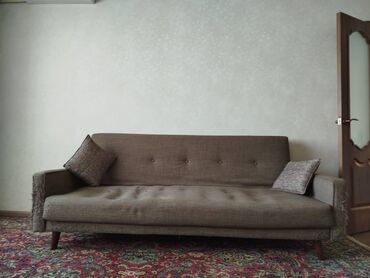 маленький журнальный столик: Түз диван, Үч орундук жана андан көп