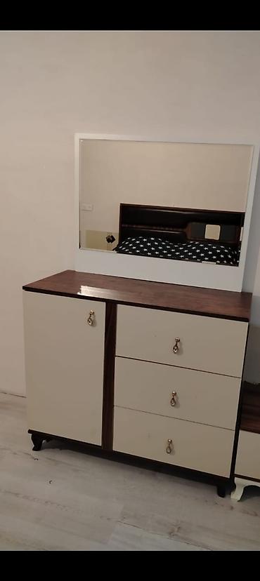 okey stolu: Yataq və qonaq mebeli birgə 1250 manat. Taxt bazalı deyil, divan — 4