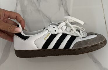 обувь адидас: Кроссовки Adidas Samba в классическом стиле. Модель выполнена в белом