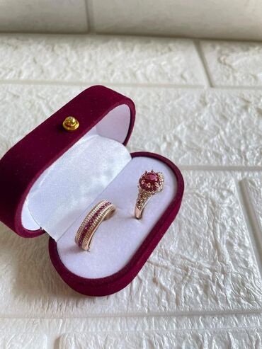 Prstenje: Vel 10
Cena 1300din — 4