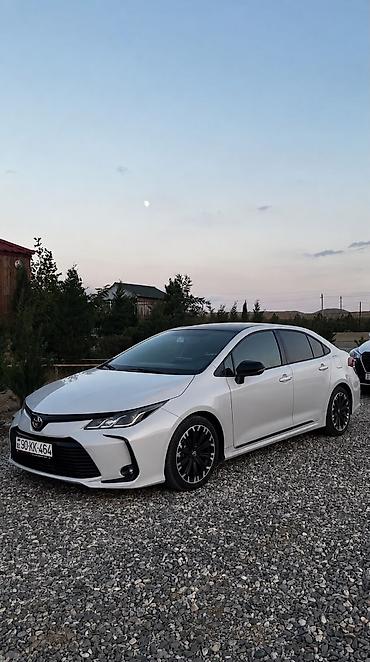 Toyota: Toyota Corolla – sedan, ağ rəng, qara dam aksenti ilə. Texniki və — 8