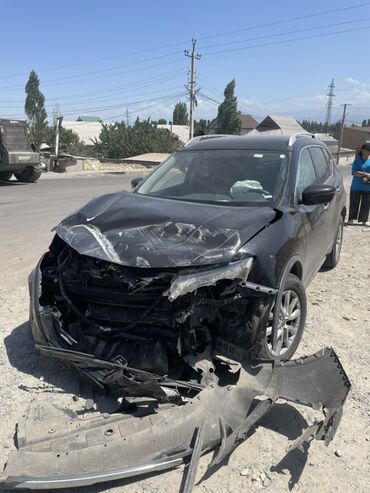 битая машина: Черный кроссовер Nissan Rogue с повреждениями передней части, включая