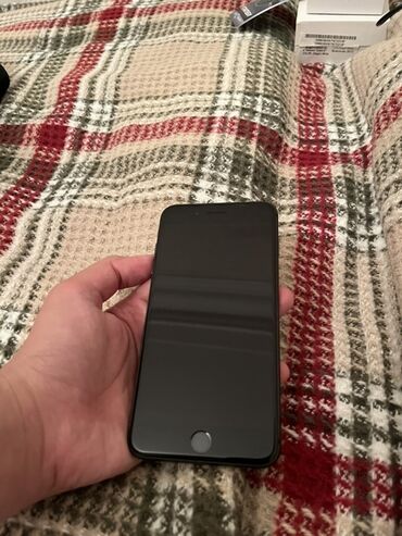 Apple iPhone: IPhone 8 Plus, 64 GB, Qara, Barmaq izi — 2