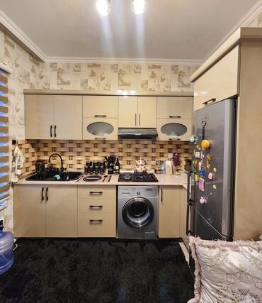 Uzunmüddətli kirayə mənzillər: Mənzil Gənclik metrosunun düz çıxışındadı. Gənclik Moll ilə üzbəüz 5 — 7