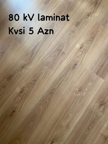 Mətbəx mebeli: Açıq qəhvəyi rəngdə, taxta naxışlı laminat döşəmə. Bu laminat döşəmə