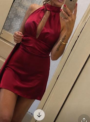 swarowski prstenje: Elegantna mini haljina od satena u boji bordo vina. Model bez rukava — 1