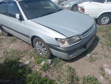 corolla runx: Серебристый седан Toyota Corona, модель T190. Автомобиль оснащен