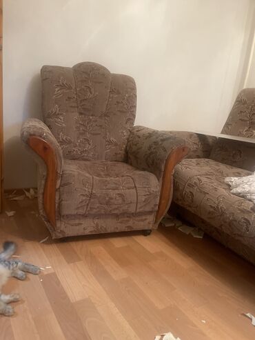 кухонный гарнитур каракол в Кыргызстан | Мебельные гарнитуры: Диван и два кресло нужно реставрацию делать !!! Кухонный шкаф хороший