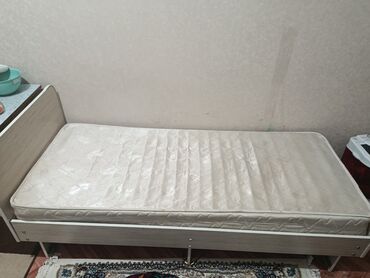 кроват односпальный: Односпальная кровать с матрасом. 2 шт - Размер: ориентировочно 80–90 ×