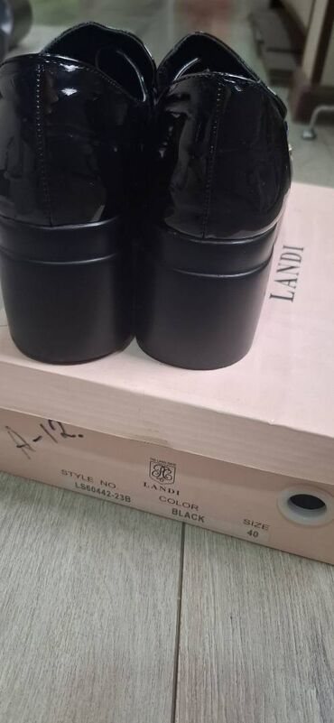 Tuflilər: Новые туфли. На танкетке 6-7 см.
Размер 40 — 5